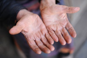 674253-hands-of-the-old-woman